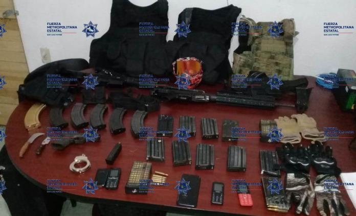Detienen a tres hombres por portación de armas, cartuchos y equipo táctico