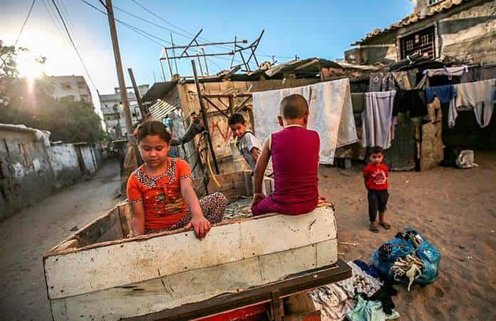 Niños palestinos juegan en un campo de refugiados en la Franja de Gaza / Foto: EFE