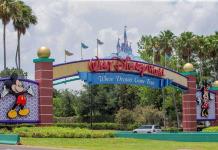 El gobernador de Florida firma ley para supervisar el monorriel de los parques de Disney