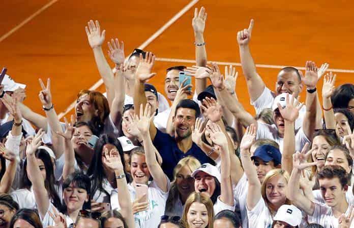 Novak Djokovic posa con voluntarios del Adria Tour / Foto: AP