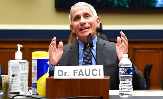 Aumenta la brecha entre Trump y sus asesores de salud en pleno repunte de casos