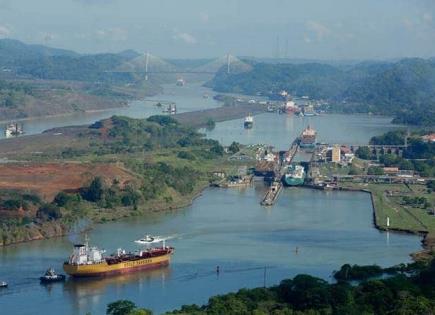 Aumento de tránsitos diarios en el Canal de Panamá por sequía