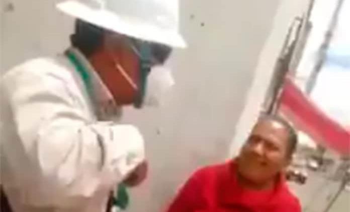 VIDEO: A una mujer le falta un peso, otra debe tres; aun así, empleado de CFE les corta la luz