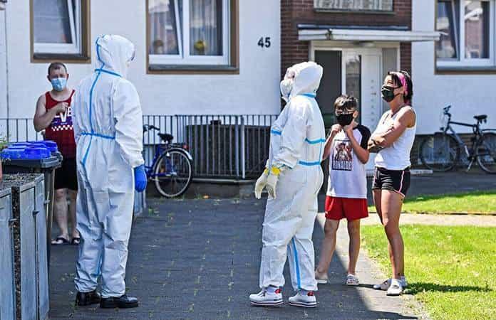 Personal sanitario realiza pruebas de COVID-19 a familias que permanecen en cuarentena en Verl, Alemania / Foto: AP