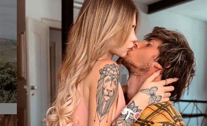Despiden a futbolista por fotografías con su pareja