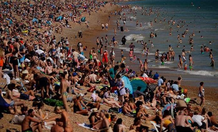 Saltan las alarmas en el Reino Unido por playas atestadas y fiestas ilegales