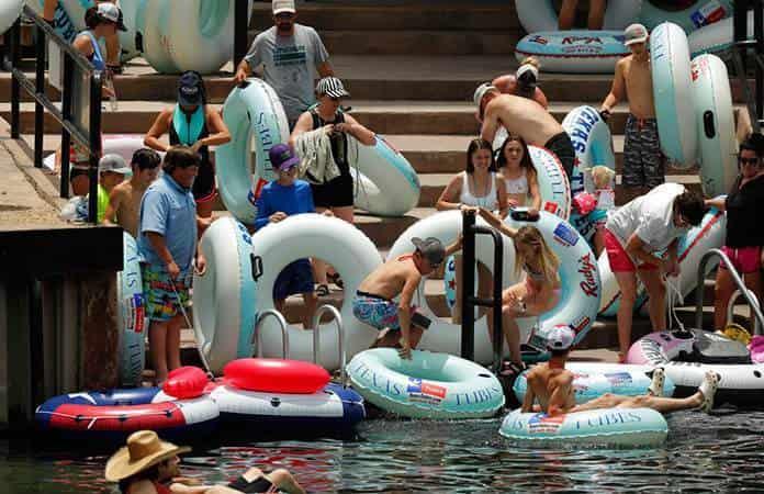 A pesar del aumento en los casos de COVID-19, bañistas abarrotan el río Comal en New Braunfels, Texas. / Foto: AP