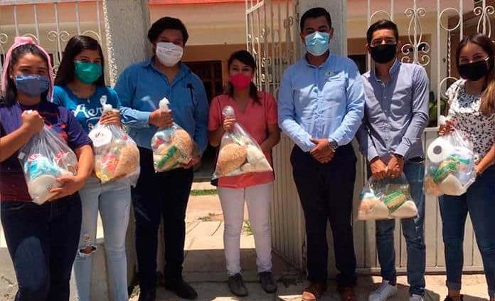 FUP entrega despensas a universitarios y personas de la tercera edad del asilo Los Años Dorados