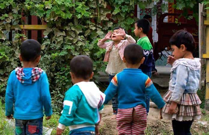Niños uigures juegan en Xinjiang / Foto: AP