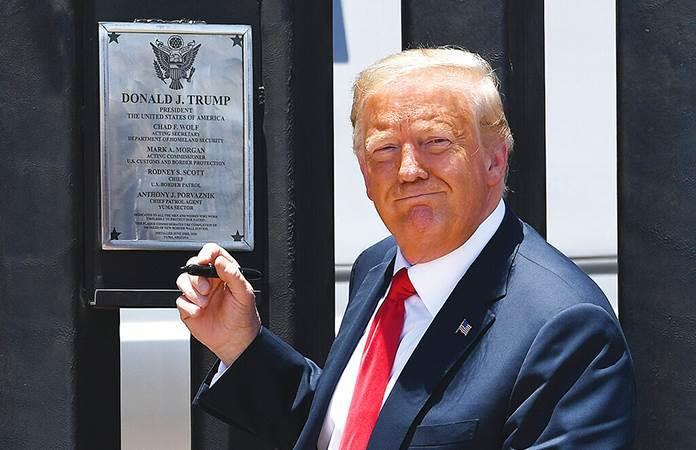 Donald Trump durante un recorrido en el muro de la frontera con México / Foto: AP