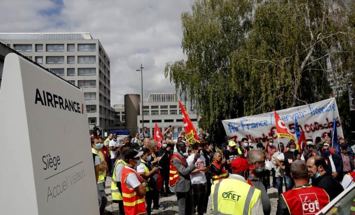 Por pandemia, Air France analiza recortar miles de empleos