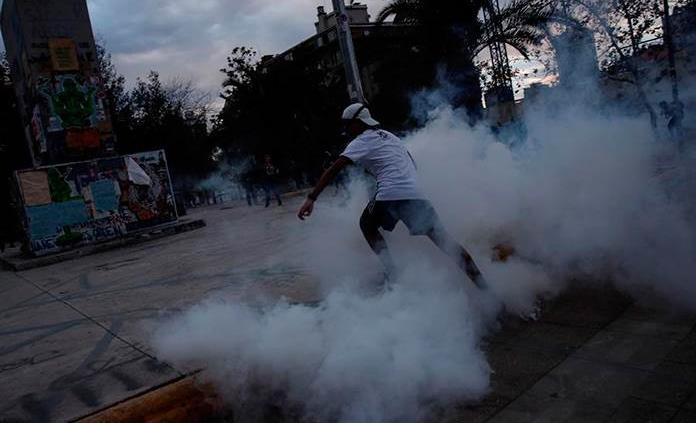 Un muerto y un bus quemado en nueva noche de protestas en Chile por gestión de la pandemia