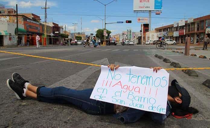 Bloquean Himno Nacional; exigen agua en sus casas