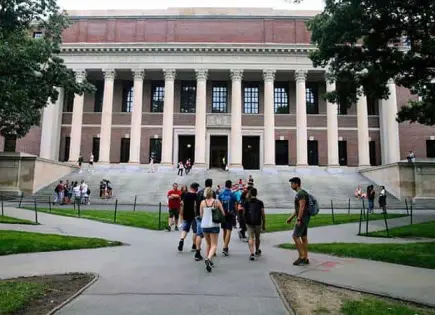 EU pausa emisión de visas a estudiantes para revisar sus redes sociales