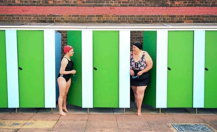 Inglaterra reabre teatros y piscinas y planea hacer obligatoria la mascarilla