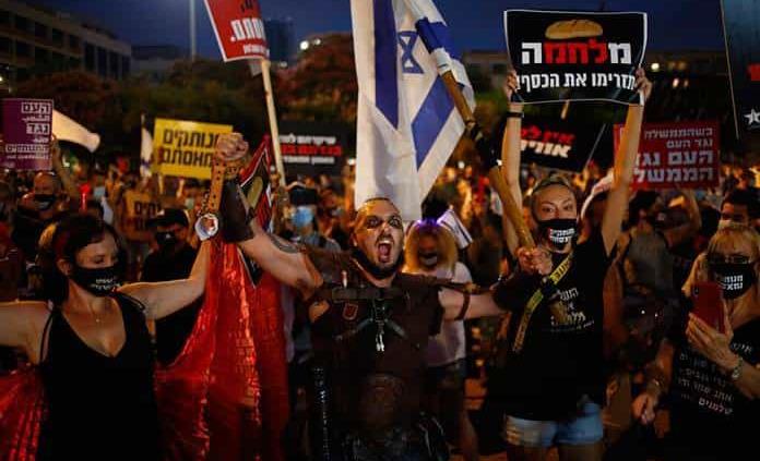 Miles de israelíes protestan en Tel Aviv y exigen más apoyo económico durante la pandemia