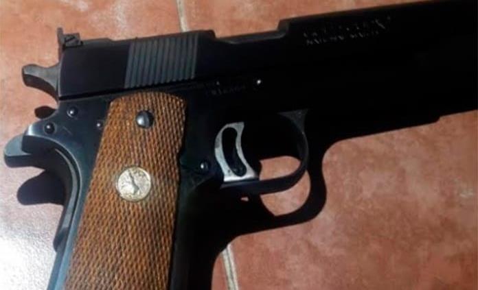 En distintos operativos, detienen a tres con armas prohibidas; aseguran vehículo y drogas