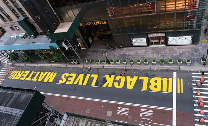 Vandalizan grafiti de Black Lives Matter frente a Torre Trump en Nueva York