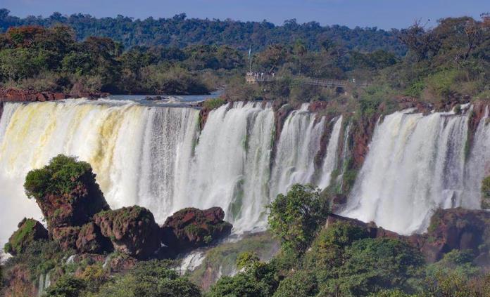 Las cataratas del Iguazú reabren para turistas locales en Argentina