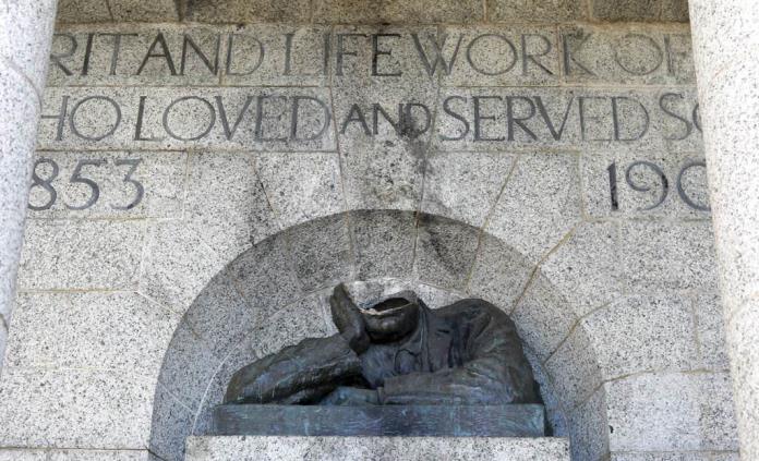 Decapitan en Sudáfrica una estatua del colonizador británico Cecil Rhodes