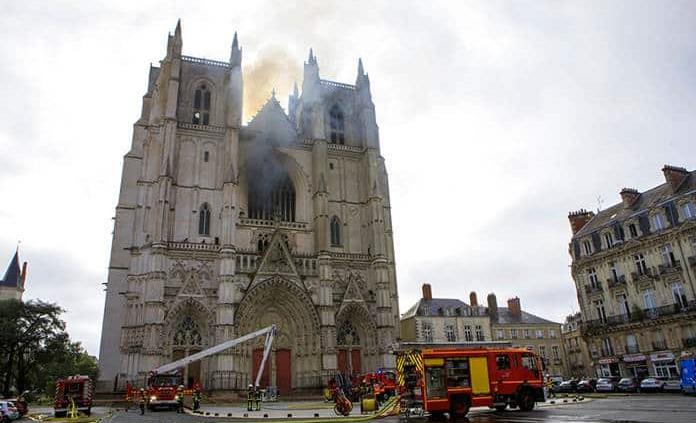 Un incendio en la catedral de Nantes reaviva el triste recuerdo de Notre Dame