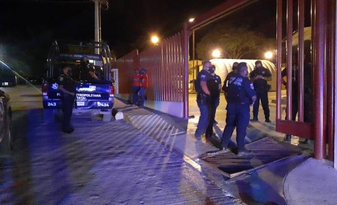 Policía amaga con arma de fuego a guardias de Hospital en Valles porque llevaba a su padre enfermo y no lo atendían