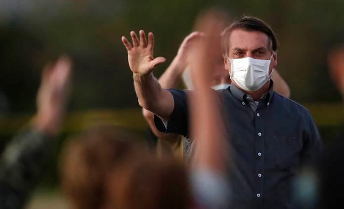 Bolsonaro dice que toma antibióticos por infección pulmonar después del COVID
