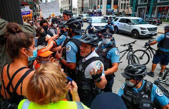 Activistas protestan por el emplazamiento de agentes federales en Chicago / Foto: AP