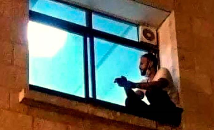 Escaló a diario muros de hospital para ver por una ventana a su mamá con Covid-19, hasta que ella murió