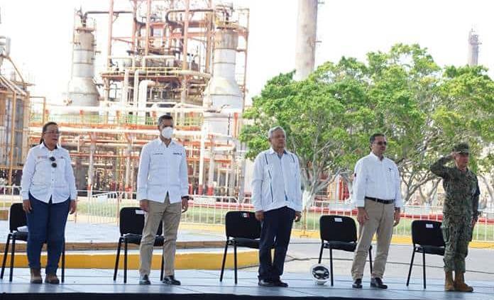 Rehabilitar refinerías busca autosuficiencia en gasolinas, dice López Obrador