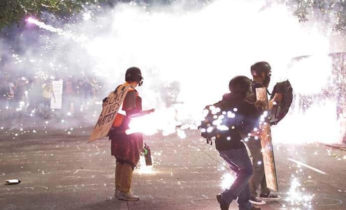 Intensos choques entre policías y manifestantes en Portland