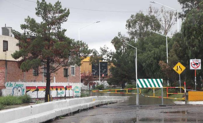 Cierres de calles, autos varados y árboles caídos, el saldo de las lluvias en la capital potosina