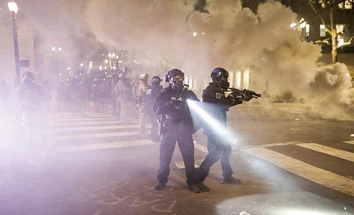 Activistas de Portland demandan al gobierno de Trump por el uso de gas lacrimógeno contra manifestantes