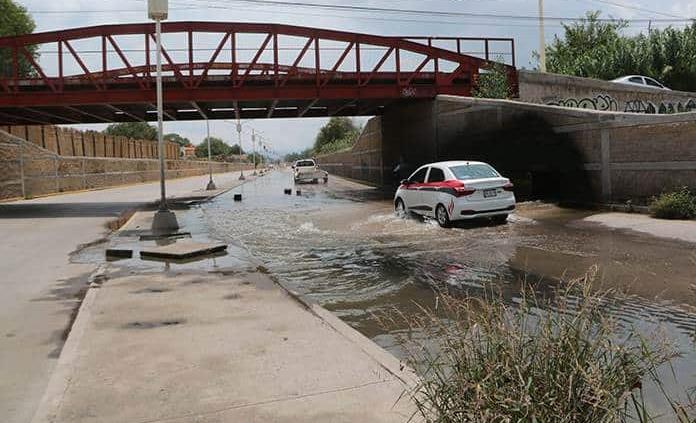 Agua negra encharca al río Santiago