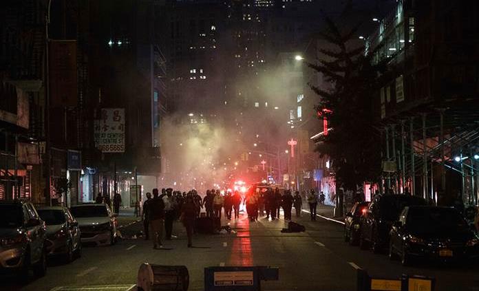 Polémica en Nueva York por arresto de manifestante en furgón sin distintivos