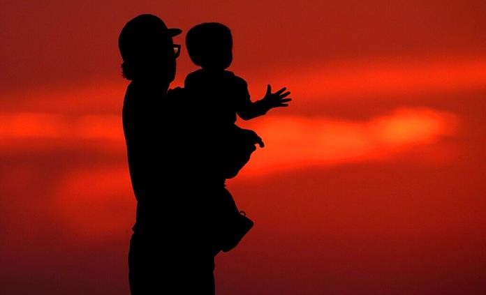 Buscan padres agobiados por la pandemia para probar una terapia contra el estrés en Miami