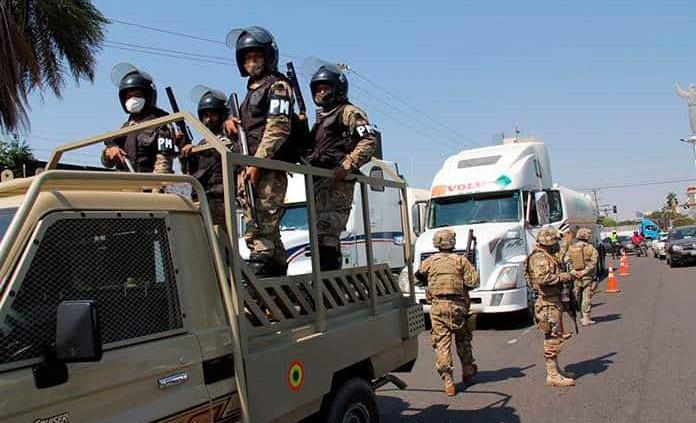 Una caravana de oxígeno con escolta militar inicia su travesía en Bolivia
