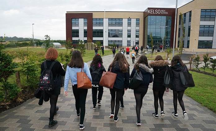 Las escuelas de Escocia, las primeras británicas en abrir pese a los rebrotes