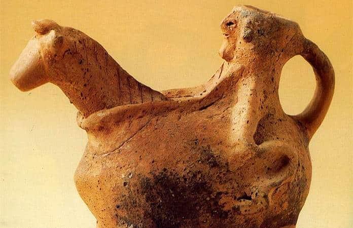 Figura que representaría al dios bíblico israelita, Yavé, en un caballo / Foto: EFE