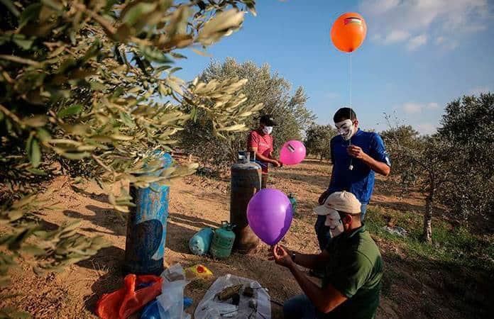 Jóvenes palestinos preparan globos incendiarios para lanzar a Israel / Foto: EFE