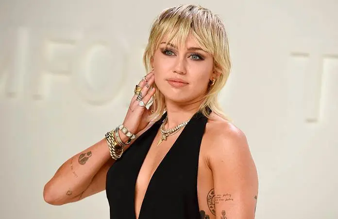Miley Cyrus homenajea a Dolly Parton en concierto