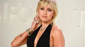Miley Cyrus homenajea a Dolly Parton en concierto