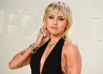 Miley Cyrus homenajea a Dolly Parton en concierto Miley Cyrus homenajea a Dolly Parton en concierto