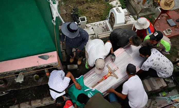 El cementerio de Tláhuac donde familiares entierran a sus muertos con sus propias manos