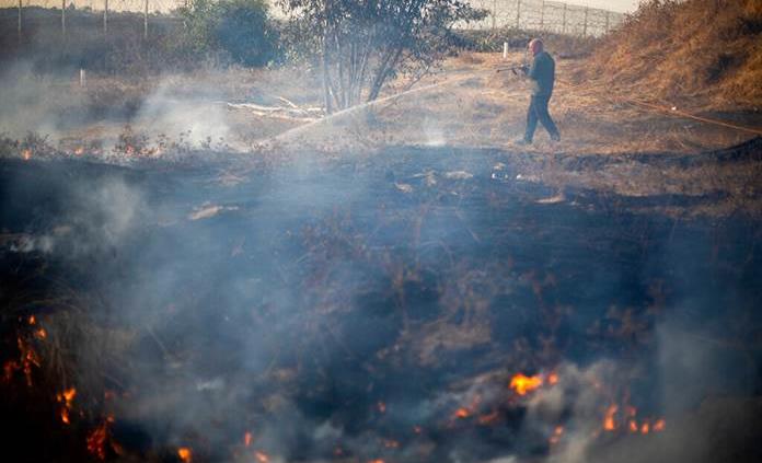 Siguen los incendios en Israel por globos incendiarios lanzados desde Gaza