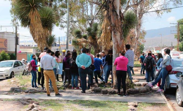 Padres de familia y maestros de escuelas en Pozos se quejan de hacinamiento; piden apertura de turno vespertino
