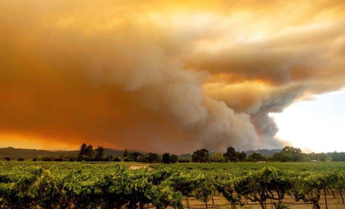 Seis muertos y casi 200 mil evacuados por múltiples incendios en California