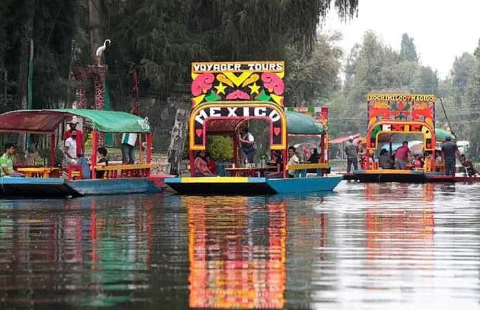 Rescatadas 30 personas varadas en trajinera de Xochimilco