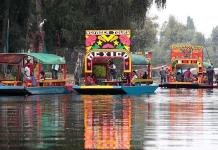 Analizan prohibir alcohol en trajineras de Xochimilco ante riñas
