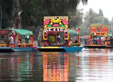 Rescatadas 30 personas varadas en trajinera de Xochimilco